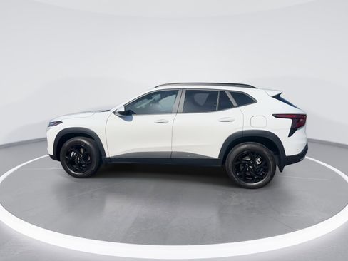 Used 2025 Chevrolet Trax LT w/ LT Convenience Package image 6