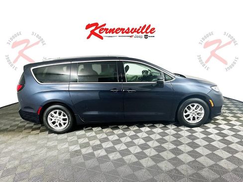 Used 2021 Chrysler Pacifica Touring-L FWD image 8
