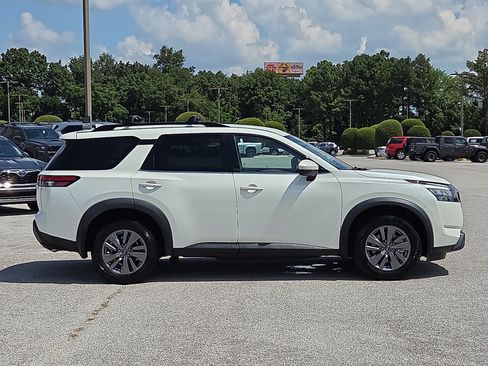 Used 2024 Nissan Pathfinder SV FWD image 6
