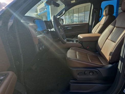 Used 2025 Chevrolet Suburban High Country AWD/4WD image 32
