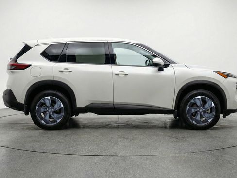 Used 2025 Nissan Rogue SV AWD/4WD image 11