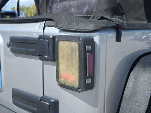 Used 2017 Jeep Wrangler Unlimited Sahara AWD/4WD image 35
