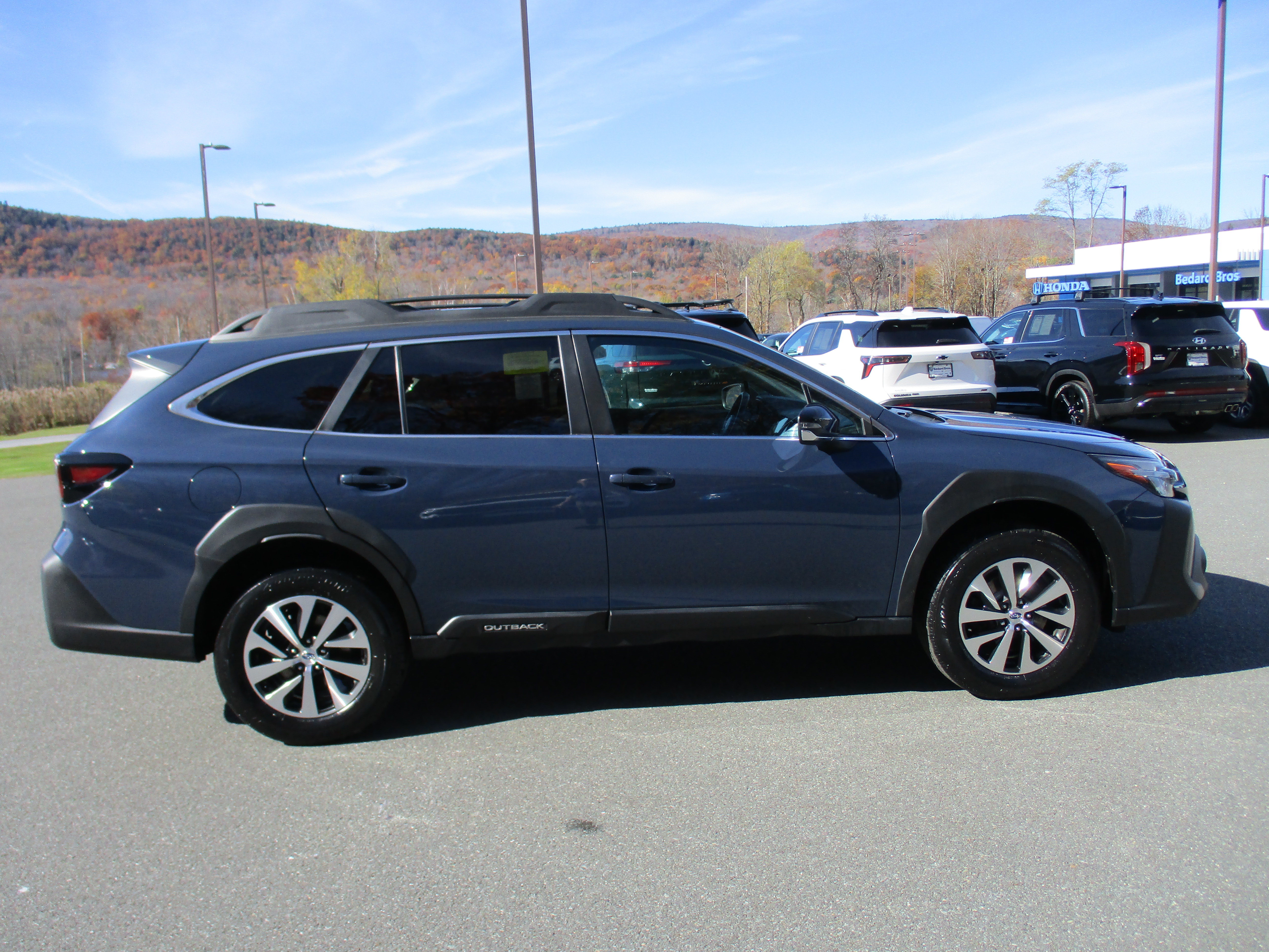 Used 2023 Subaru Outback Premium AWD/4WD image 4