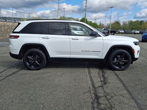 Used 2023 Jeep Grand Cherokee Altitude AWD/4WD image 7