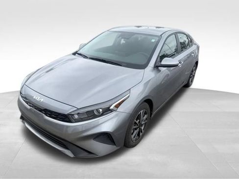 Used 2024 Kia Forte LXS FWD image 3