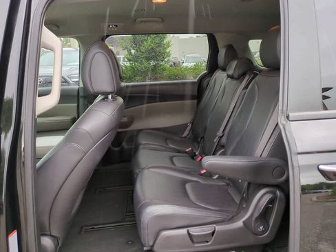 Used 2025 Kia Carnival FWD image 14