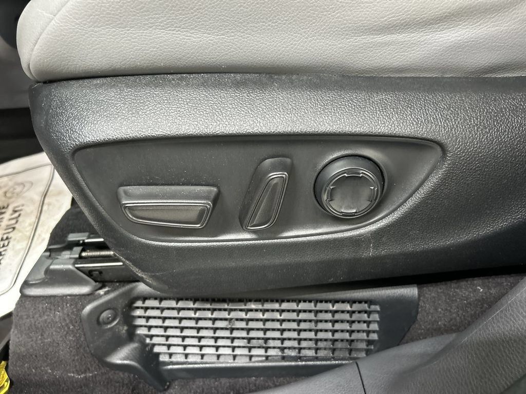 Used 2024 Toyota Sienna XLE w/ XLE Plus Package AWD/4WD image 10