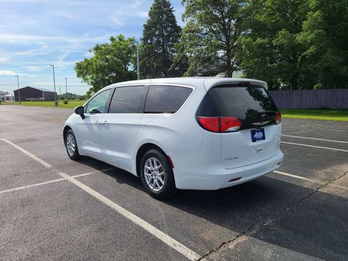 Used 2023 Chrysler Voyager LX FWD image 5