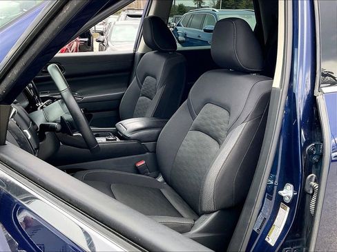 Used 2024 Nissan Pathfinder SV image 9