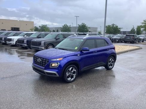 Certified 2025 Hyundai Venue SEL FWD image 1