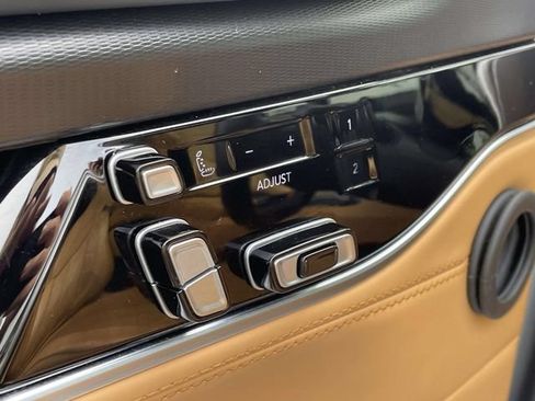Used 2024 Jeep Grand Wagoneer Series III w/ Rear Seat Video Group 1 AWD/4WD image 18