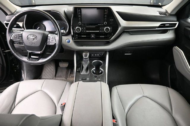 Used 2021 Toyota Highlander XLE AWD/4WD image 18