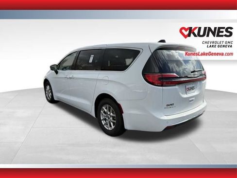 Used 2024 Chrysler Pacifica Touring-L FWD image 8