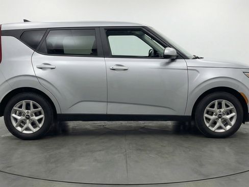 Used 2025 Kia Soul LX w/ LX Technology Package FWD image 11