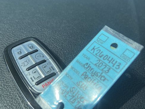 Used 2023 Chrysler Pacifica Touring-L FWD image 28