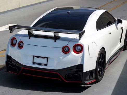 Used 2013 Nissan GT-R Premium AWD/4WD image 2