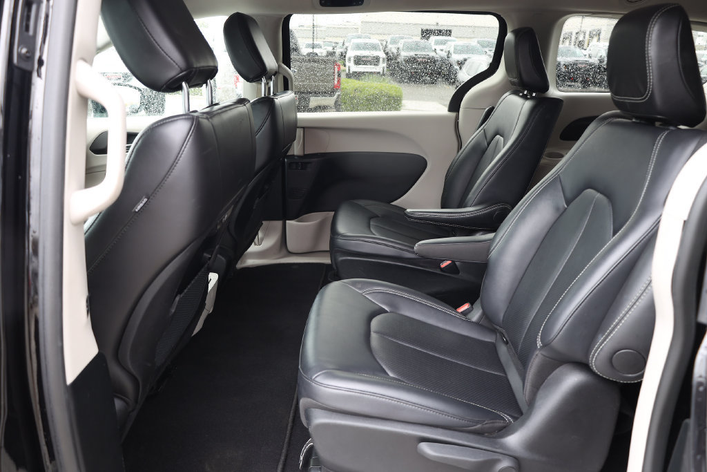 Used 2024 Chrysler Pacifica Limited FWD image 17