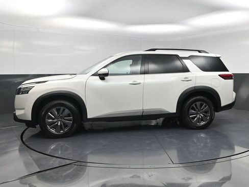 Used 2024 Nissan Pathfinder SV FWD image 3