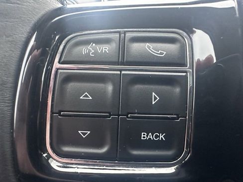 Used 2016 Chrysler Town & Country Limited image 19