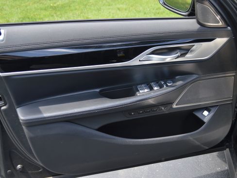 Used 2022 BMW 740i w/ M Sport Package RWD image 13