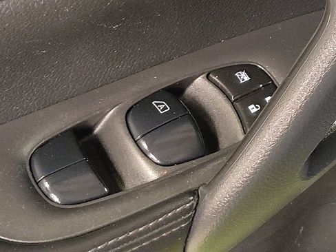 Used 2021 Nissan Rogue Sport S image 27