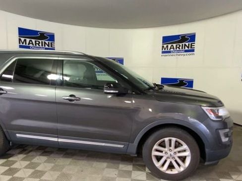 Used 2017 Ford Explorer XLT image 3