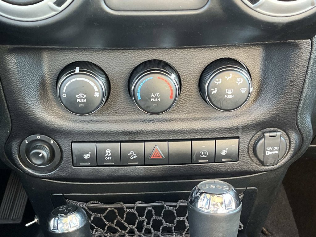 Used 2015 Jeep Wrangler Unlimited Sahara AWD/4WD image 13