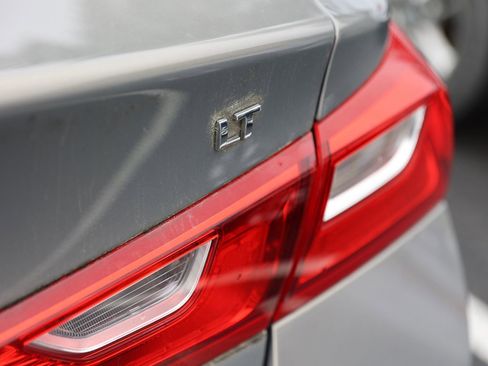 Used 2017 Chevrolet Malibu LT image 8