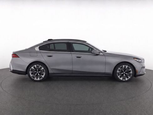 Used 2026 BMW 530i RWD image 2