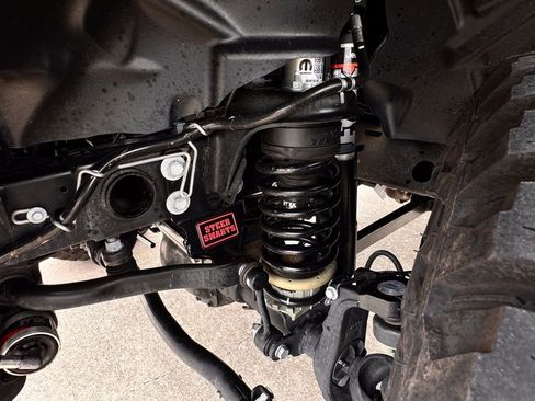 Used 2023 Jeep Gladiator Mojave AWD/4WD image 9