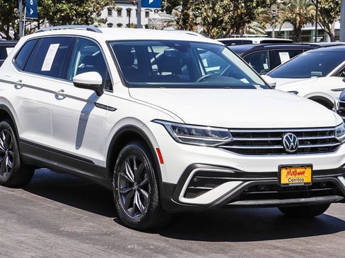 Certified 2022 Volkswagen Tiguan SE FWD image 3