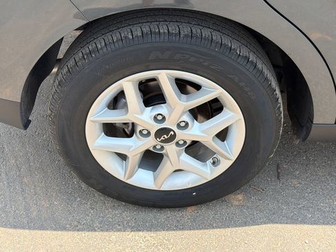 Used 2025 Kia Soul LX w/ LX Technology Package FWD image 17