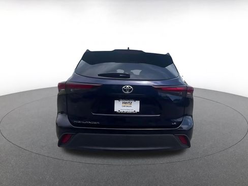 Used 2025 Toyota Highlander LE FWD image 12