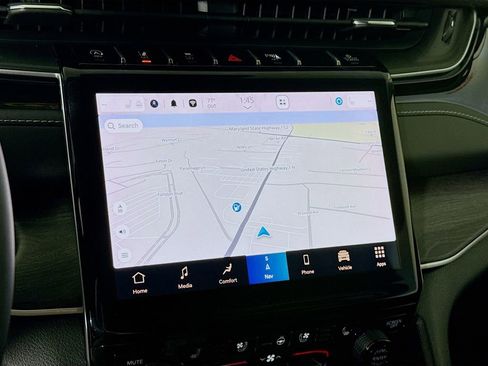 Used 2023 Jeep Grand Cherokee L Limited w/ Luxury Tech Group II image 6