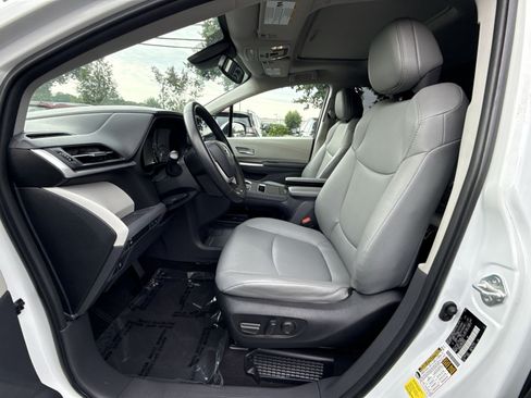 Used 2023 Toyota Sienna XLE FWD image 13