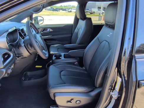 New 2026 Chrysler Pacifica Select w/ S Appearance Package image 12