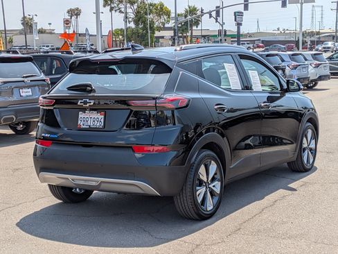 Used 2022 Chevrolet Bolt EUV LT w/ Convenience Package FWD image 4