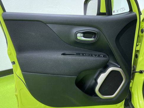 Used 2017 Jeep Renegade Latitude w/ Cold Weather Group image 17