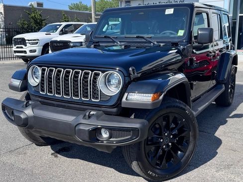 Used 2025 Jeep Wrangler Unlimited Sahara AWD/4WD image 3