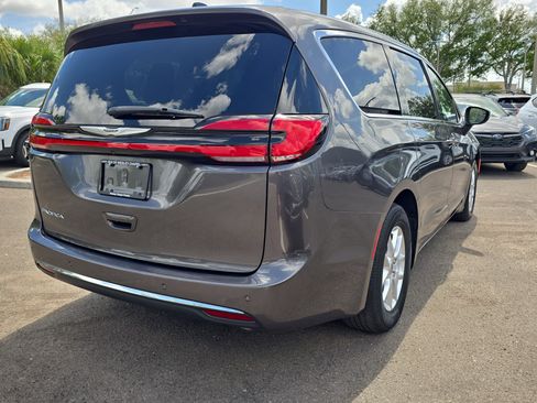 Used 2023 Chrysler Pacifica Touring-L image 8