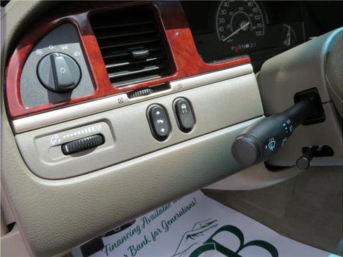 Used 2003 Lincoln Town Car Signature image 8