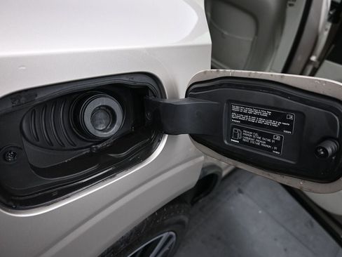 Certified 2023 Volvo XC60 B5 Plus AWD/4WD image 18
