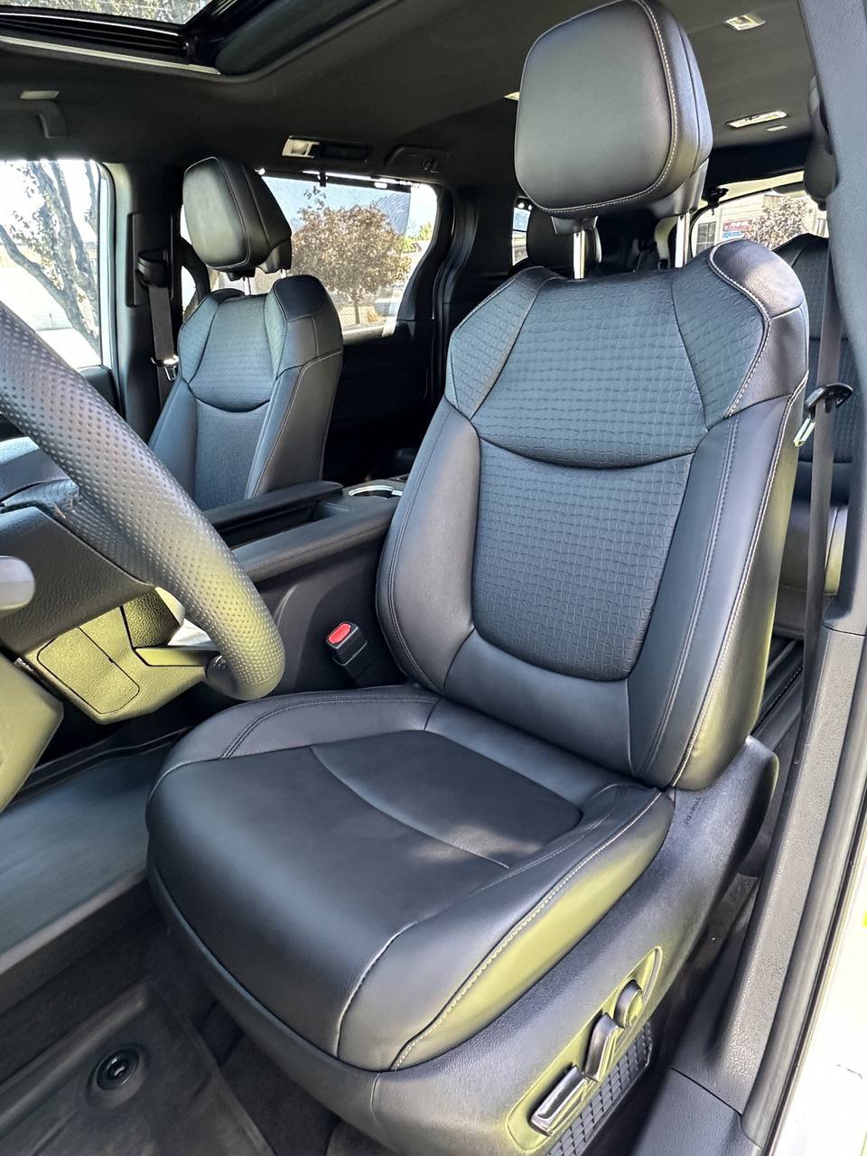 Used 2025 Toyota Sienna Platinum AWD/4WD image 17