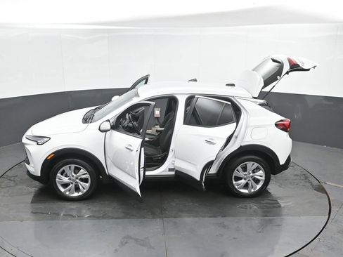 Used 2025 Buick Encore GX Preferred AWD/4WD image 50