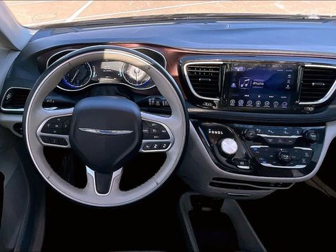 Used 2017 Chrysler Pacifica Limited FWD image 13