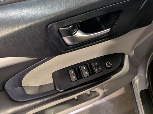 Used 2018 Toyota Highlander XLE AWD/4WD image 11