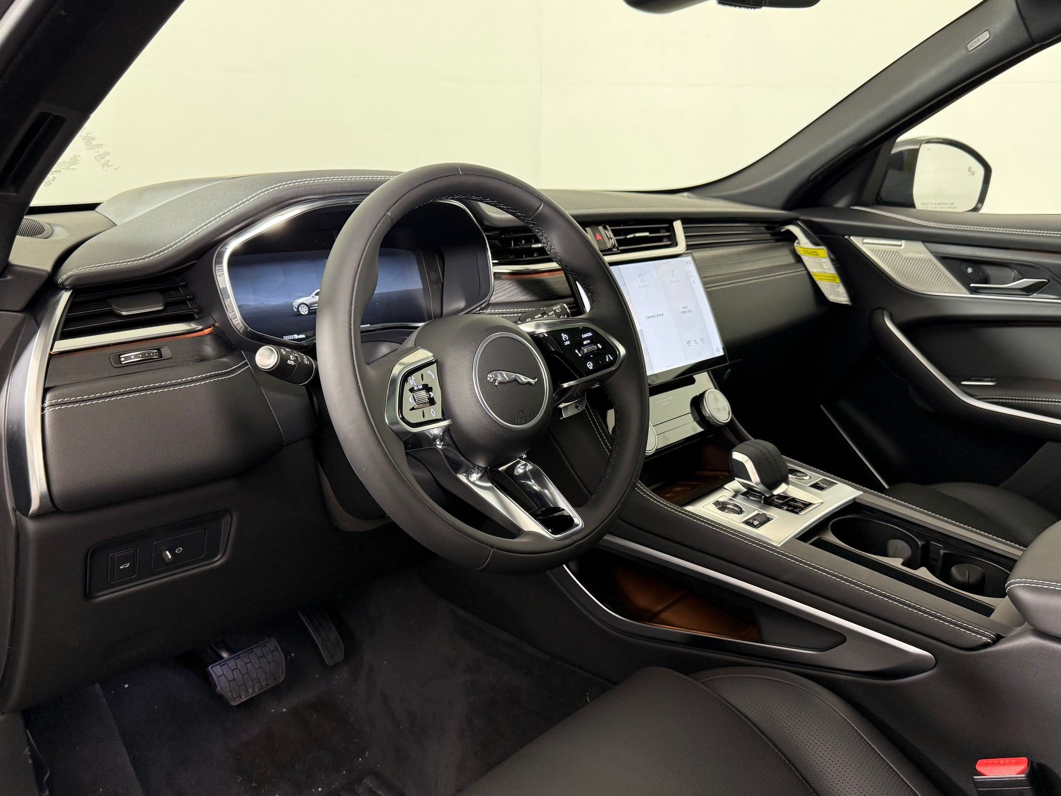 New 2026 Jaguar F-PACE R-Dynamic S AWD/4WD image 4