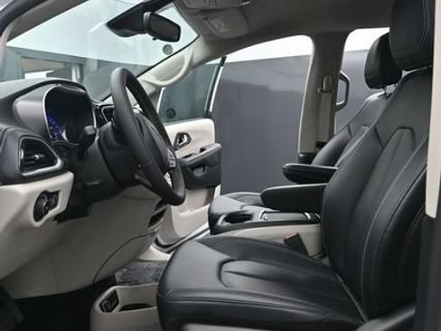 Used 2024 Chrysler Pacifica Touring-L w/ Road Tripper Package FWD image 9