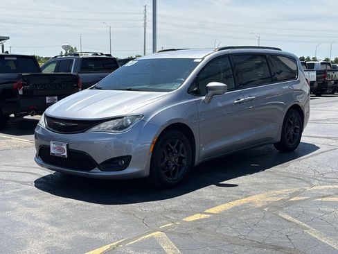 Used 2019 Chrysler Pacifica Touring-L Plus w/ Advanced Safetytec Group FWD image 7