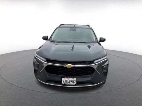 Used 2025 Chevrolet Trax LT w/ LT Convenience Package FWD image 4